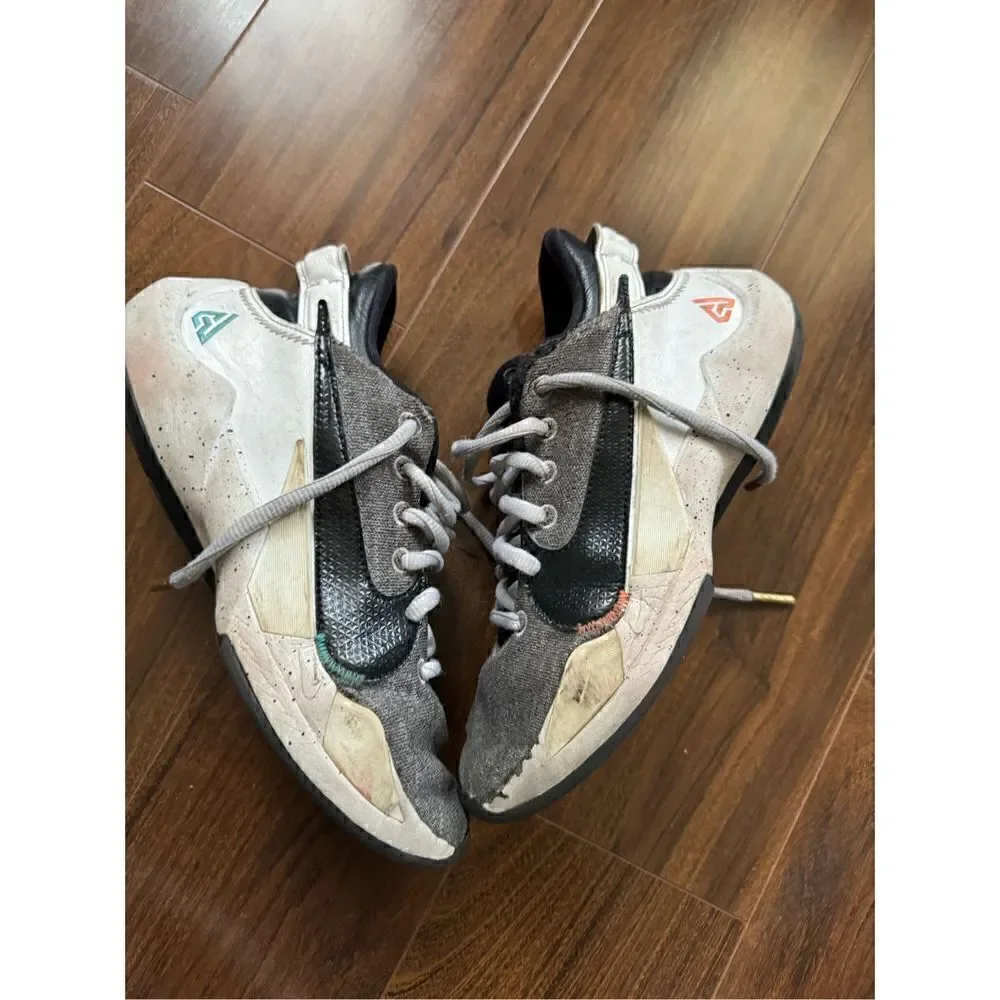 Nike freak 4Y boys sneakers